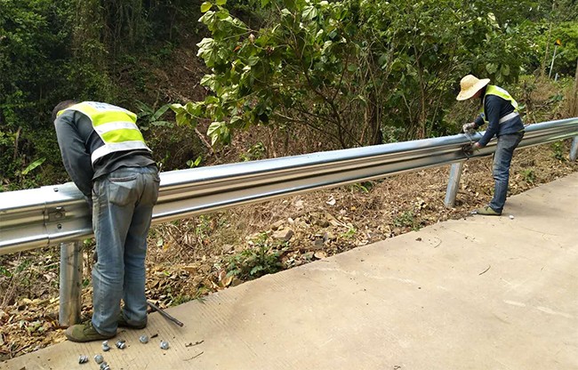 孝感高速公路护栏的定期维护与保养